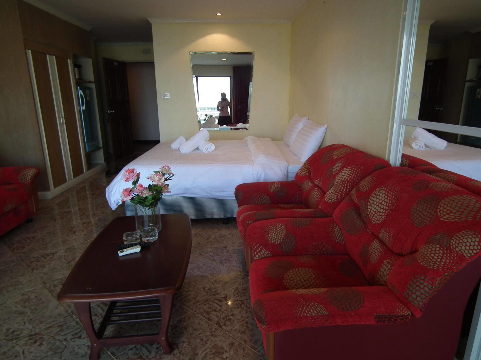 Апартаменты Abricole At Pattaya Hill Экстерьер фото