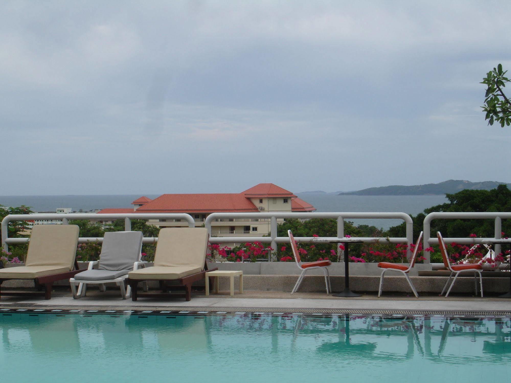 Апартаменты Abricole At Pattaya Hill Экстерьер фото