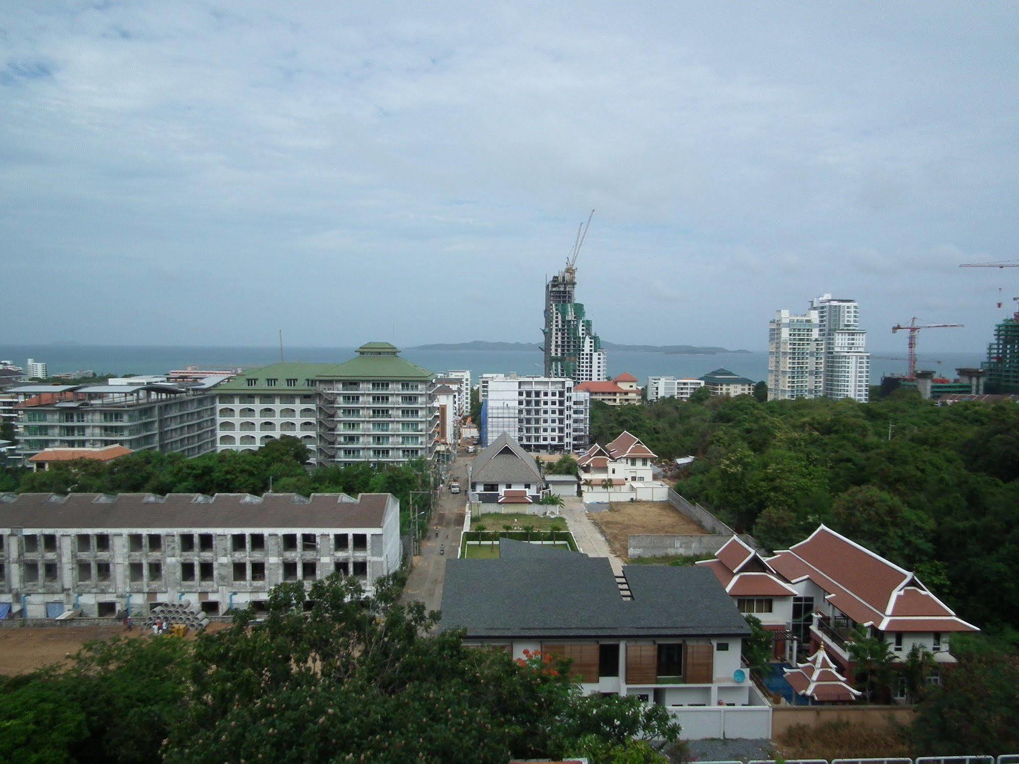 Апартаменты Abricole At Pattaya Hill Экстерьер фото