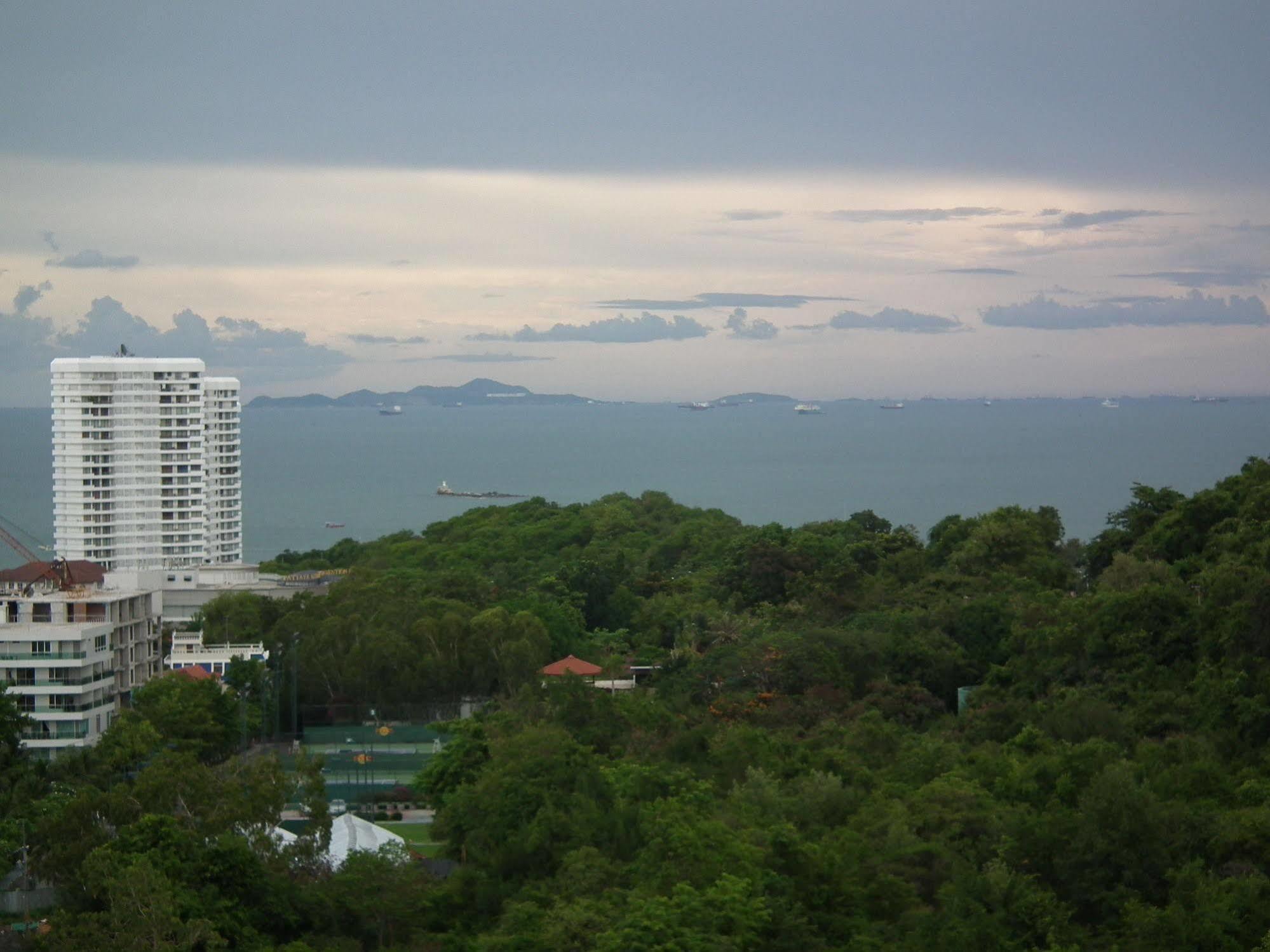 Апартаменты Abricole At Pattaya Hill Экстерьер фото